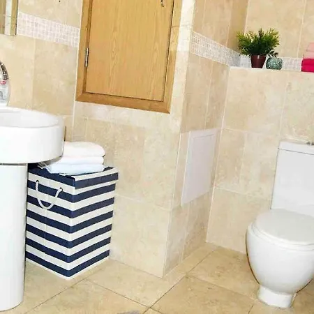 2 Bedrooms, 2 Bathrooms Stunning Penthouse View *