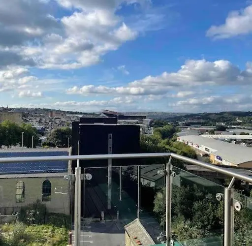 2 Bedrooms, 2 Bathrooms Stunning Penthouse View * Брадфорд