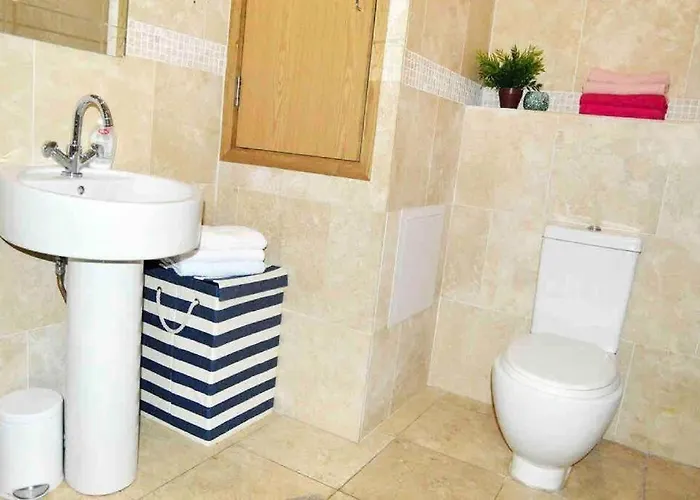 2 Bedrooms, 2 Bathrooms Stunning Penthouse View *